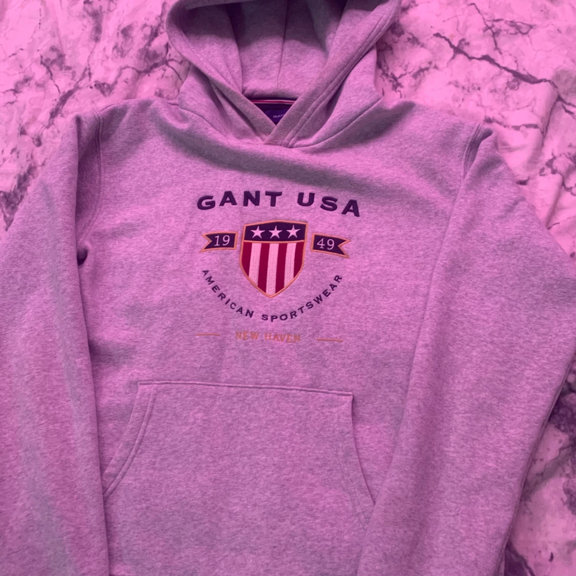 Grå hoodie från Gant - 1