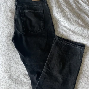 Svarta jeans från Weekday - Säljer ett par svarta jeans från Weekday i modellen Pin Mid Straight. De är i bra skick och har en klassisk femficksdesign med knappgylf. Jag säljer pga av att de inte används längre! Storlek W28 L32 (som en S)