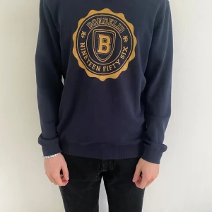 Mörkblå tröja från Bondelid - Säljer en snygg mörkblå tröja från Bondelid med ett stort tryck på framsidan. Passform S-M. Modellen på bilden är cirka 180 och väger cirka 70 kg.