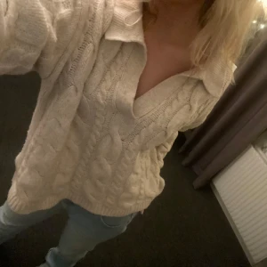 Beige stickad tröja från BikBok - Säljer en superfin beige stickad tröja från BikBok i storlek S. Den har en snygg kabelstickad design och en bekväm krage. Perfekt för kyliga dagar och passar både till jeans och kjol. Tröjan är i mycket bra skick och redo för en ny ägare! 🍂