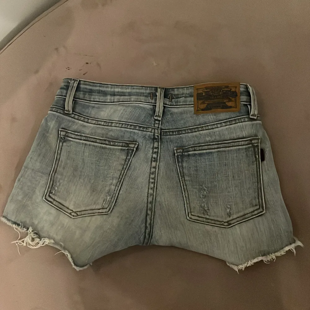 Säljer ett par snygga blå jeansshorts från Crocker i storlek XXS. De har en cool slitning och fransiga kanter för en avslappnad look. Perfekta för sommardagar och festivaler! 🕶️. Shorts.