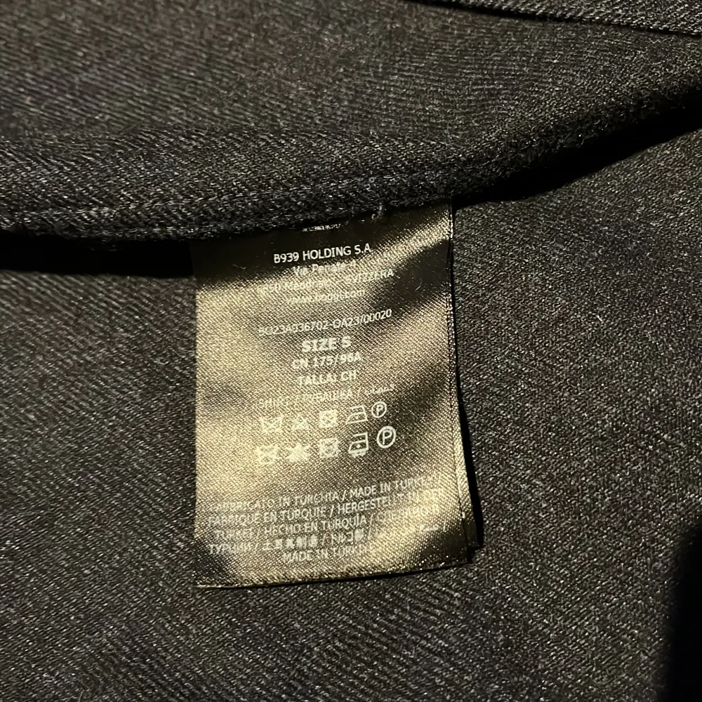 Säljer en i princip oanvänd Boggi Milano overshirt i storlek S, dock är den stor i storlek och passar M. Nypris är ca 3500kr och den är köpt på Boggi Milano butiken i Stockholm. Vid fler frågor är det bara att skriva.. Skjortor.