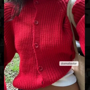 Röd ribbad kofta - Säljer en superfin röd ribbad kofta med knappar framtill. Den är perfekt för höst och vinter och har långa ärmar som håller dig varm. Koftan är endast använd 1 gång och är i nyskick! Nypris: 599kr