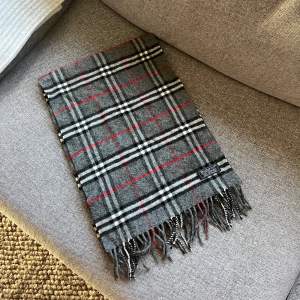 Säljer en skön Burberry scarf i bra skick. Passar perfekt till kyligare tider. Endast 899kr. Hör av er vid funderingar!