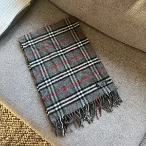 Burberry Scarf - Säljer en skön Burberry scarf i bra skick. Passar perfekt till kyligare tider. Endast 899kr. Hör av er vid funderingar!