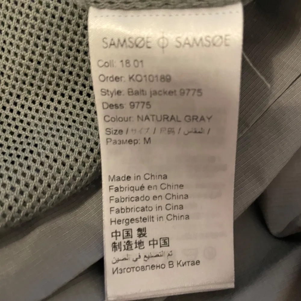 Säljer en stilren grå jacka från Samsøe Samsøe i storlek M. Jackan har en klassisk design med långa ärmar och praktiska fickor framtill. Perfekt för vår och höst! 🧥. Takit.