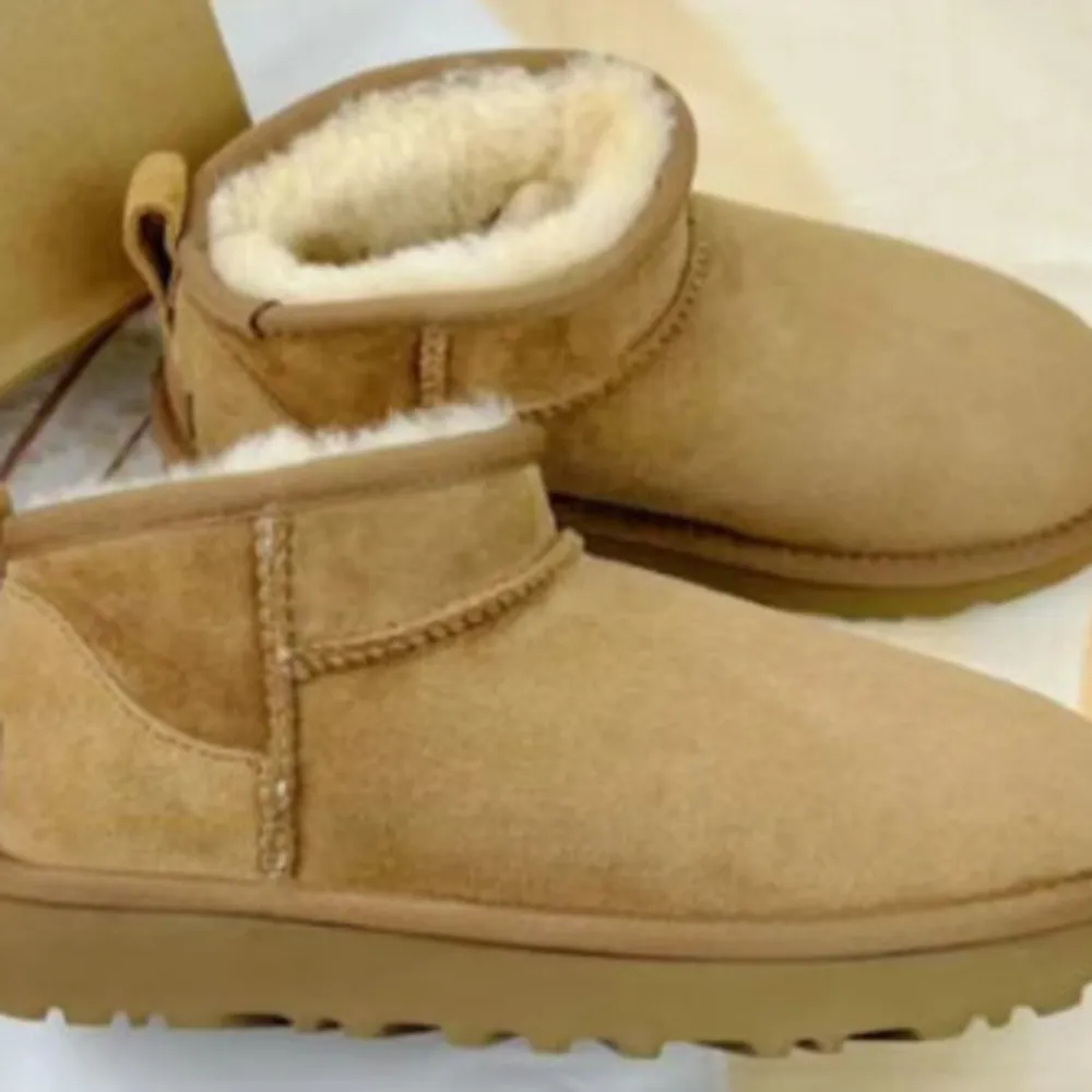 En gåva från min mamma, storlek 38, detta är ett par UGG, mycket lätta och varma. Kengät.