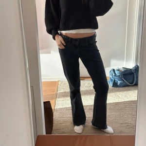 Svarta bootcut jeans diesel  - Lågmidjade dieseljeans som tyvärr är för korta på mig som är 173. (Jag har sprättat upp dem längst ner). Midja  41 cm, innerbenslängd 75 cm. 