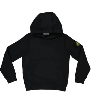 Svart hoodie från Stone Island - Säljer en stilren svart hoodie från Stone Island. Den har en klassisk känguruficka och det ikoniska märket på ärmen. Perfekt för både vardag och chill. Grymt skön och passar till allt! 🖤Nypris 3500-4000 tusen. Mitt pris 1399
