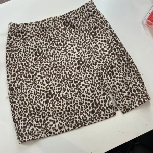 Minikjolar SHEIN - Säljer några minikjolar från SHEIN, använda men i mycket bra skick. Strl: XS på alla💗20kr styck!! Alt alla för 50kr