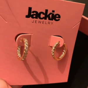 Guldörhängen från Jackie Jewelry - Snygga guldörhängen från Jackie Jewelry. Aldrig använda, fick i present och säljer pga att jag har liknande. Kommer med förpackning✨