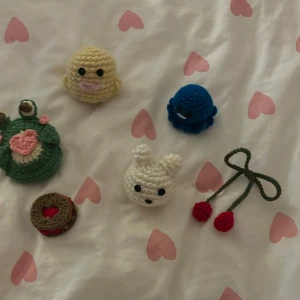 Söta småpresenter ✨🪞 - Supersöt småpresenter. Gosedjuren och körsbären kan göras till nyckelringar vid önskemål (gratis).                                                                Grodan är ett AirPods case 🐸🤍.                                