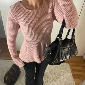 Rosa stickad  - Figursydd stickad tröja som är rosa 💕💕jätte fin