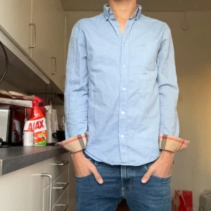 Ljusblå skjorta från Burberry - Säljer en snygg ljusblå skjorta från Burberry i bomull. Bra skick 8/10 hör av dig om du har några frågor eller funderingar! Pris kan diskuteras vid snabb affär!