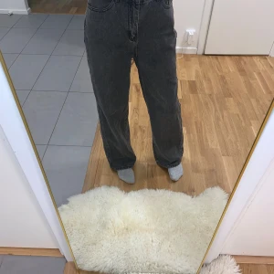 Svarta jeans från Shein - Säljer ett par svarta jeans från Shein i storlek M. De har en loose fit och är perfekta för en avslappnad stil. Jeansen är högmidjade och gjorda i bomullsmaterial, vilket gör dem bekväma att bära hela dagen. Helt nya.