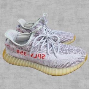 Adidas Yeezy 350 V2 - Adidas Yeezy 350 V2 i bra skick.  Skorna är i storlek 41 1/3.  Ställ gärna frågor vid funderingar!