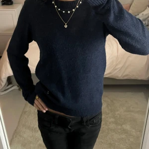 Mörkblå stickad tröja - Super fin stickad tröja ifrån vila. Storlek xs💗