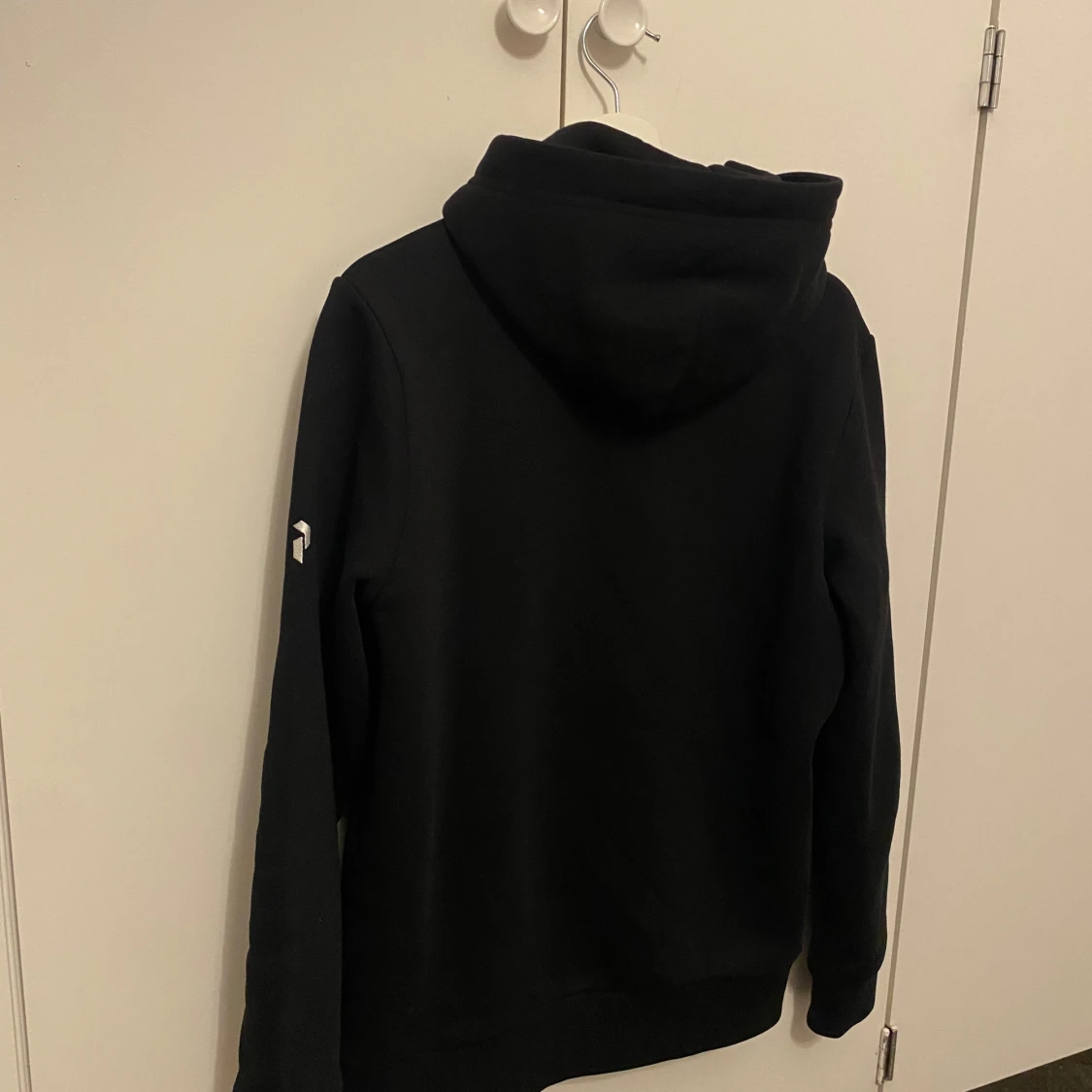 Svart hoodie från Peak Performance - 90