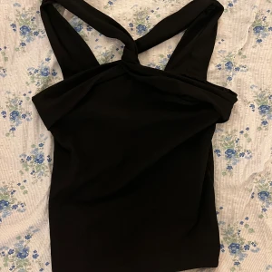 Korsad topp  - Från ginatricot i storlek M 