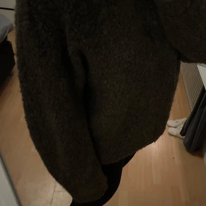 Brun stickad tröja - En mysig stickad tröja som passar perfekt för höst och vinter! Tröjan är från bikbok,säljs då den inte kommer till användning💕Är storlek L men passar M🩷