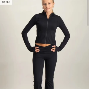 Svart  zip jacket Gina Tricot  - Snygg svart tränings jacka från Gina young men passar som en vanlig xs, skriv för bild