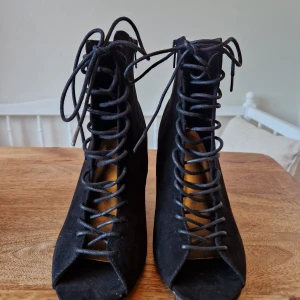 Stövlett med snörning  - Stövlett i svart mocka imitation