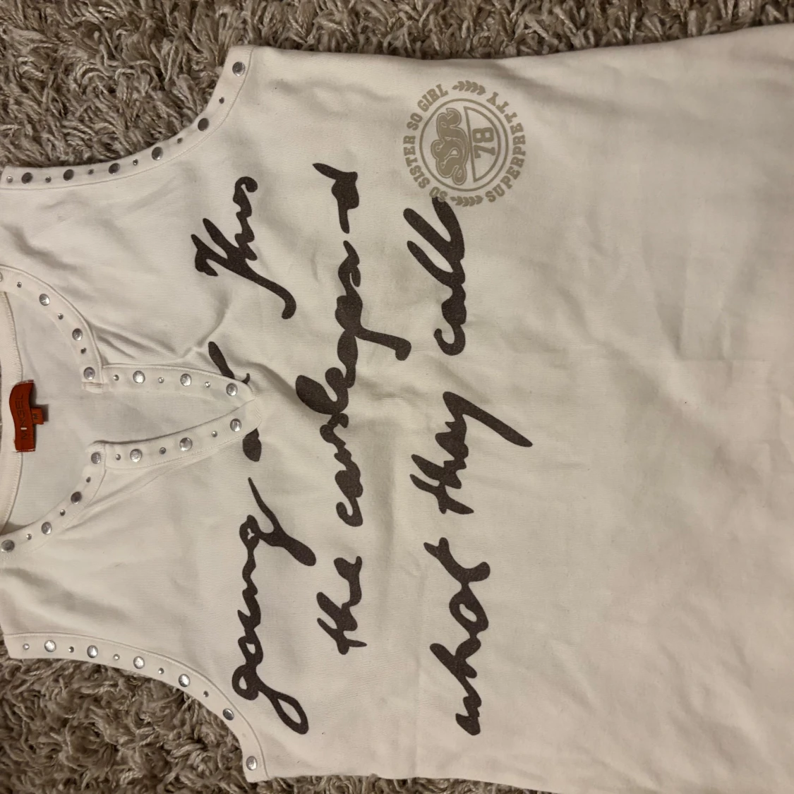 Vit ärmlös topp med text och nitar - 90