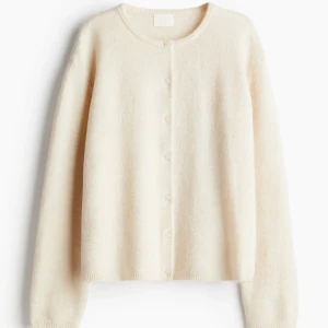 Beige kofta - Säljer en supermysig beige kofta i mjukt material. Perfekt för kyliga dagar med sina långa ärmar och knappar hela vägen ner. Den är både stilren och bekväm, vilket gör den till ett måste i garderoben. Passar perfekt till både vardag och lite finare tillfällen. 🧥✨