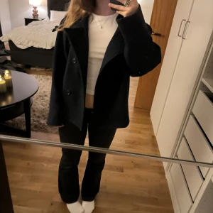 Mörk blå kappa - Säljer en mörk blå kappa i mycket bra skick från Gina tricot ☺️