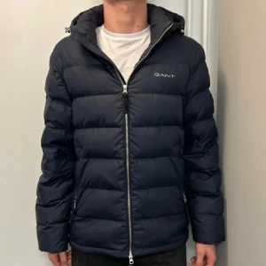 Gant jacka - Schyyst jacka från Gant i storlek M. Knappt använd, säljes billigt då jag köpt en annan. 