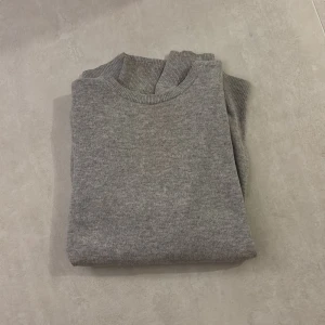 Grå kashmirtröja från Davida - Säljer en supermjuk och lyxig grå kashmirtröja från Davida i storlek M. Perfekt för kyliga dagar med sin stilrena design och bekväma passform. Tröjan är långärmad och i mycket bra skick. Ett måste för garderoben! 🧶                             Nypris: 2600kr