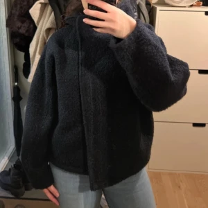 Marinblå Jacka - Säljer denna trendiga jacka från ginatricot, super mysig och skön och älskar den högakragen som håller en varm. Tyvärr kommer den inte till användning. Super bra skick! 