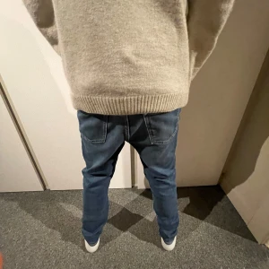 Slim/straight jeans - Snygga jeans som det står är relaxed fit men passar mer som slim/straight. Jeansen är ganska använda men inga defekter. Skick 6-7/10