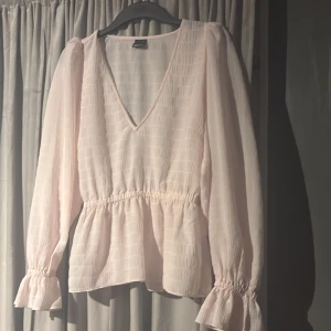 Gina blus  - Säljer denna super fina blus från Gina då den inte kommer till användning! Endast använd vid några få tillfällen så den är i ett superfint skick! Passar båda M och S. Pris kan diskuteras privat