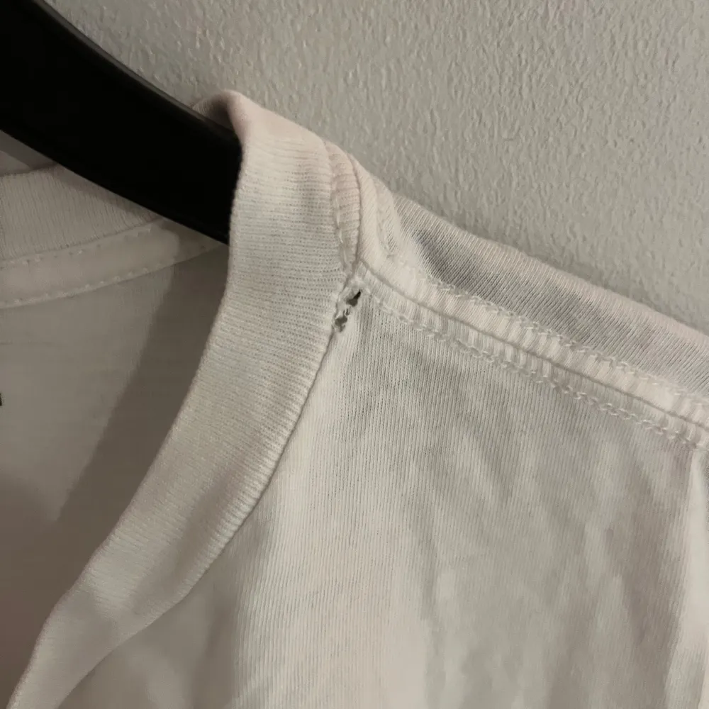 Säljer en superfin vit t-shirt från Ralph Lauren med den ikoniska Polo Bear på framsidan. Den är kortärmad och i bomull, perfekt för en avslappnad stil. Lite slitage vid kragen och en liten fläck men syns inte så mycket men annars i bra skick. Hör av er om frågor📩 Skick 8/10. T-paidat.