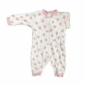 Pyjamas - Pyjamas som gör att öppna längst hela benet så det är lätt att klä på och av. Den har lite nopprar men inget jag tycker man tänker på.