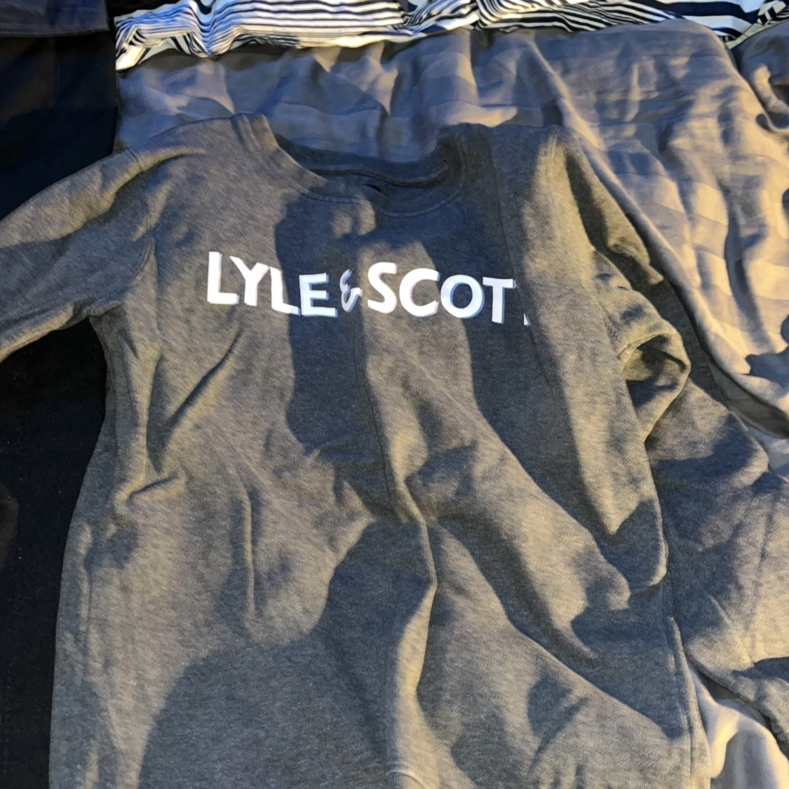 Grå tröja från Lyle & Scott Junior