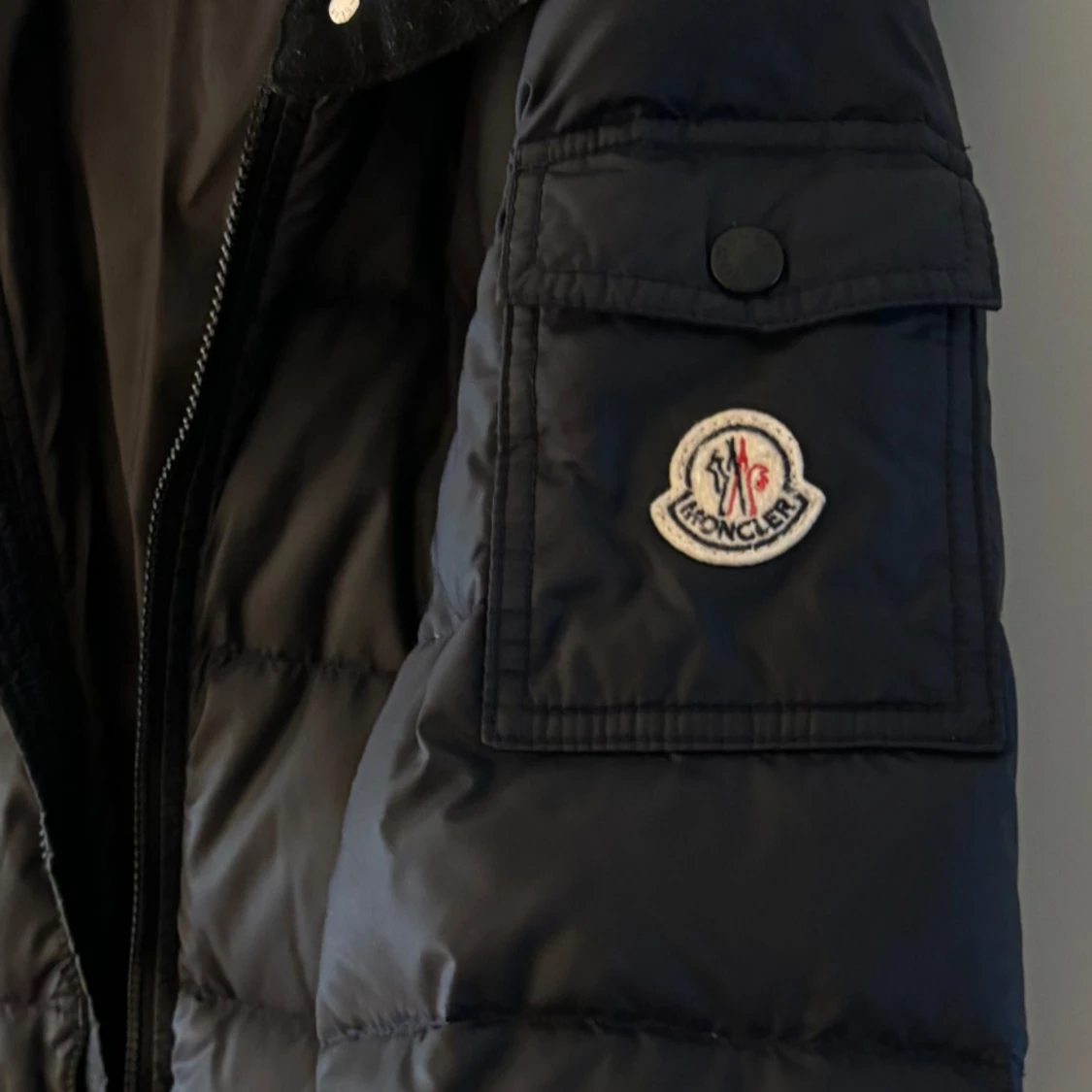 Mörkt blå dunkappa från Moncler - 93