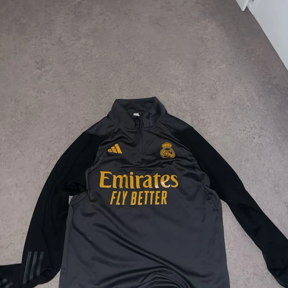 Säljer en Real Madrid Tröja har bara använt den 2-3 gånger sen aldrig mer.. Sportswear.