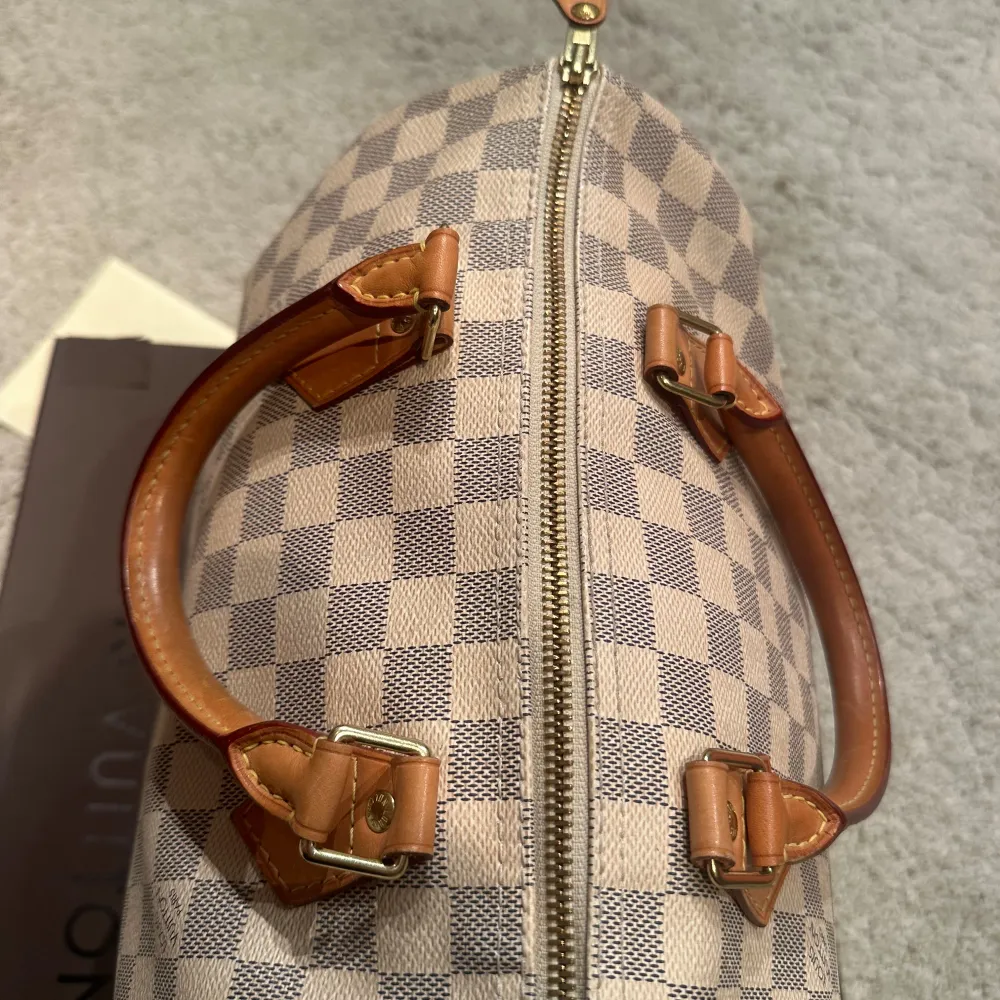 Louis vuitton ”Speedy” storlek 30. Skick 9/10 som ny super Fräsh! Pris 6899kr kommer med dustbag box och kvitto. . Väskor.