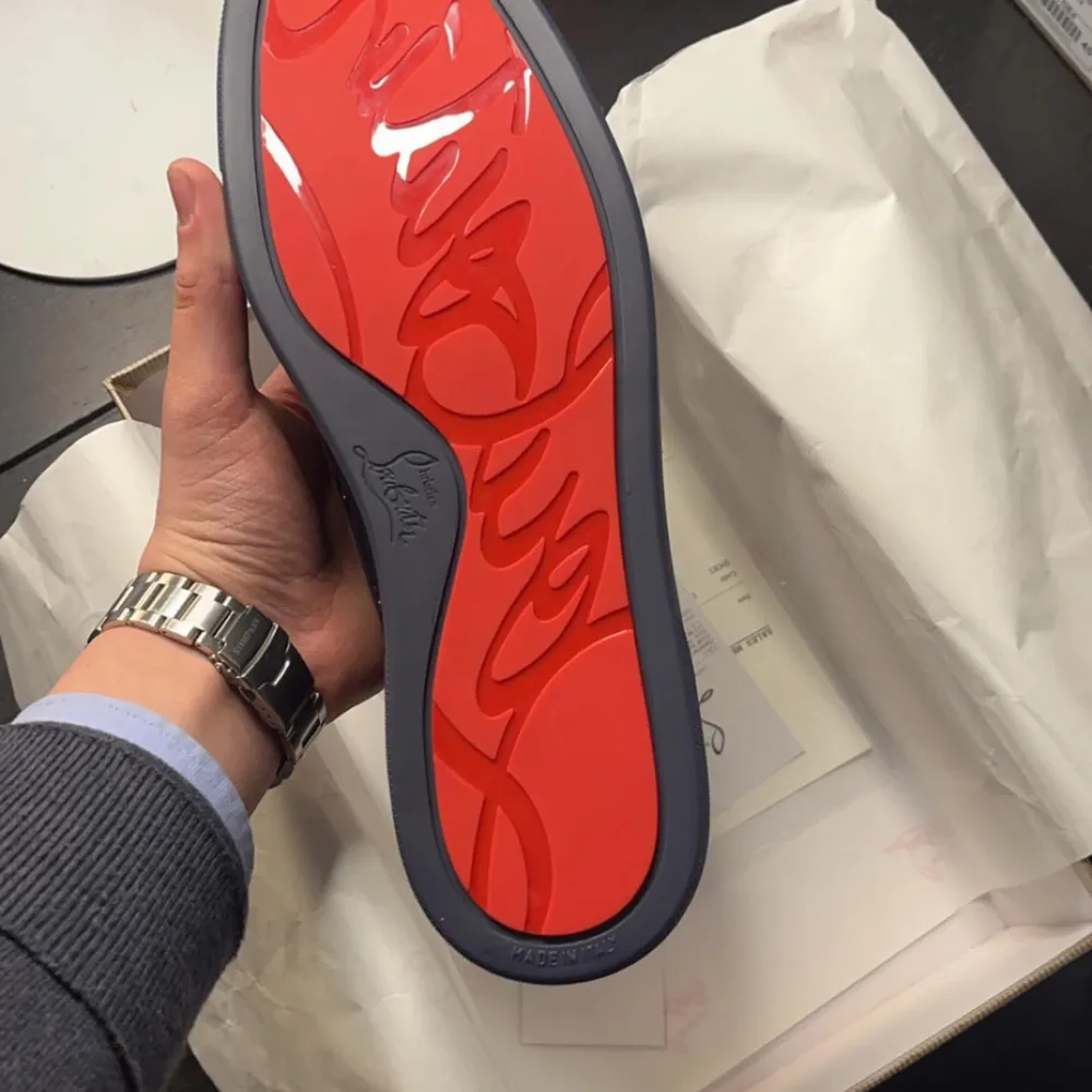 Snygga mörkblå louboutins i mocka med en ikonisk röd sula. Skorna har snörning och en stilren design som passar perfekt för både vardag och fest. De är i nytt skick och kommer i originalförpackning.. Skor.