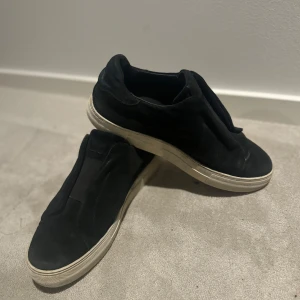 Axel Arigato  - Säljer min Axel Arigato i bra skick med tecken på användning. Färg svart och vit strl 43. Skriv vid mer info eller bilder.👌