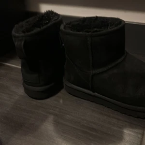 Svarta UGG - Svarta uggs, ett par svarta boots i mocka. De är i bra skick och perfekta för höst och vinter. Använda en säsong. Insidan är fodrad för extra värme och komfort. Passar till både vardag och lite mer avslappnade tillfällen. Är äkta UGG