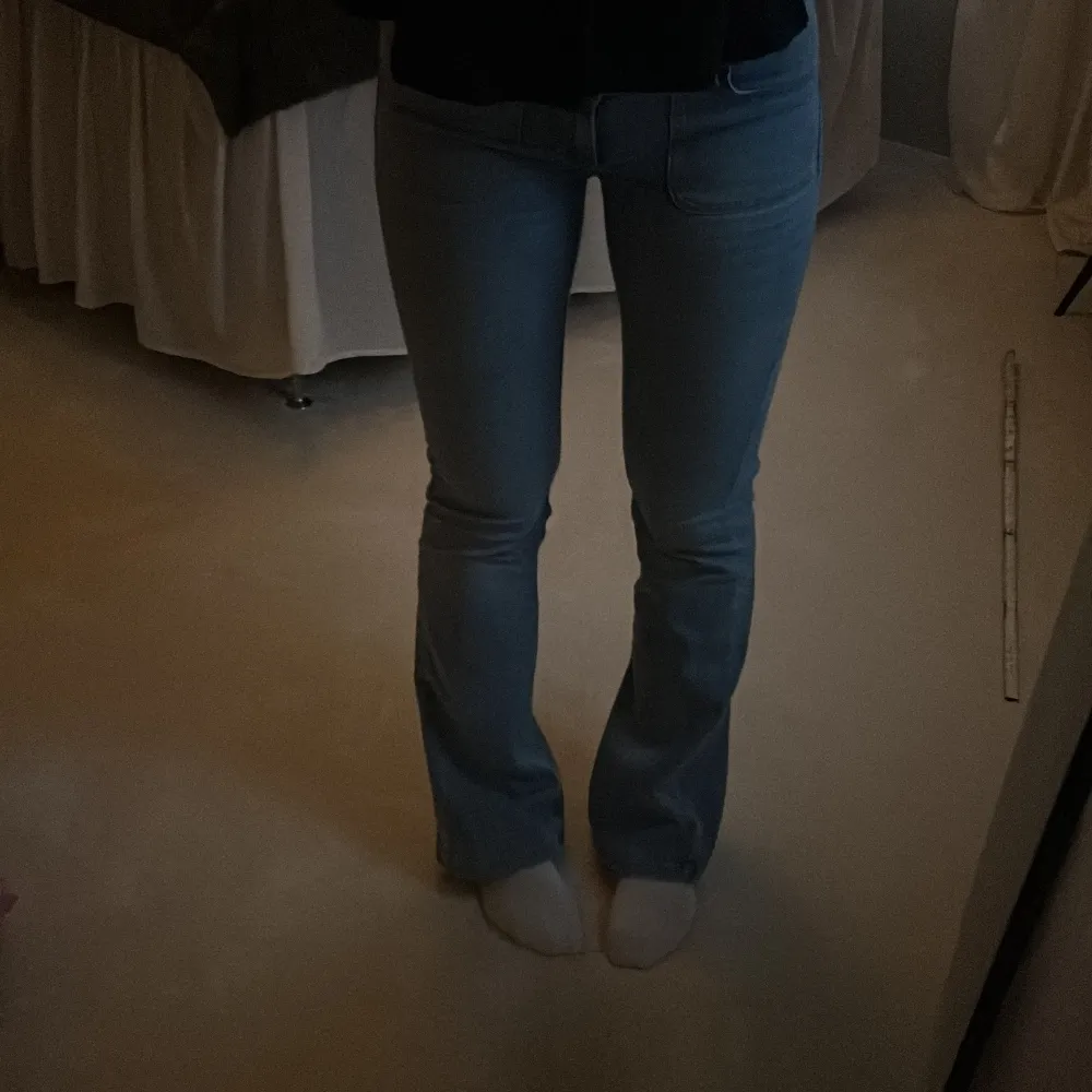 Ett par supersnygga jeans som inte kommer till användning.  Har endast lite slitage på baksidan av högra benet annars är de i nyskick. Bootcut och lowwaist!💗Nypris 700kr. Jeans & Byxor.