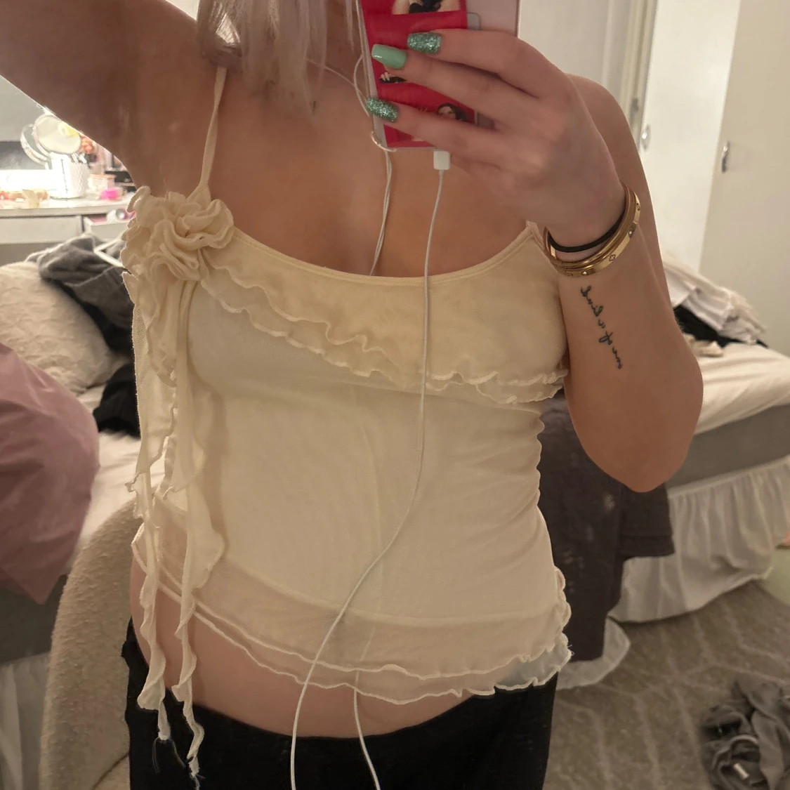 Beige axelbandslös topp med volangdetaljer - 90