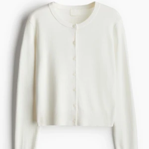 Vit kofta med knappar - Vit kofta som inte kommer till användning💗kan skicka egna bilder privat!