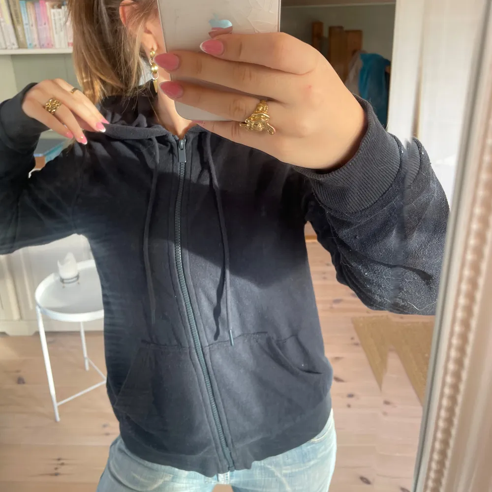 Jätte skön och snygg hoodie i bra skick.. Tröjor & Koftor.