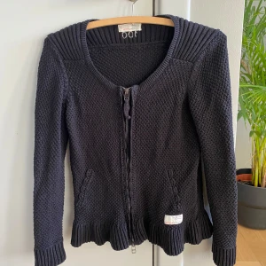 Svart stickad kofta från Odd Molly - Säljer en superfin svart stickad kofta från Odd Molly. Den har en dragkedja framtill och ribbade detaljer vid ärmslut och nederkant. Perfekt för höst och vinter, och den är i mycket bra skick. Passar både till vardags och lite finare tillfällen.💖