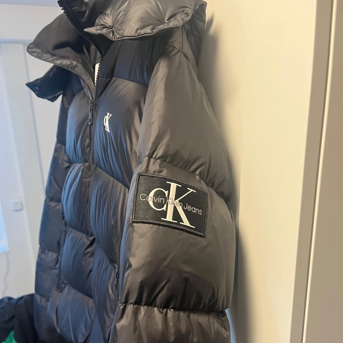 Svart pufferjacka från Calvin Klein - 90