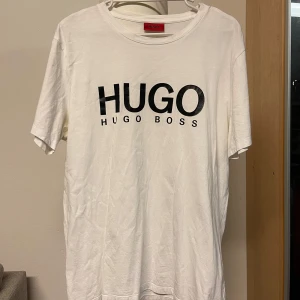 T-shirt  - Vit Hugo Boss t-shirt i bra skick! Använd sparsamt.